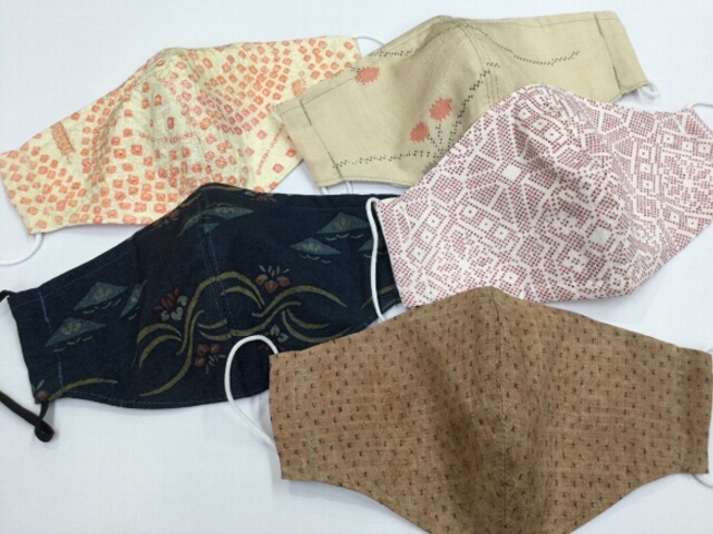 １枚４００円（+税）で販売しております。
