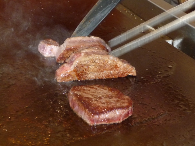「自慢の鉄板焼き」1週間に14頭のみ出荷。貴重な「甲州ワインビーフ」