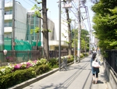 小山台高校を左に見ながらタバコ屋を正面にして左折。