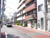 折れて約50mぐらい先に当店あります。写真内のトラック横付近。