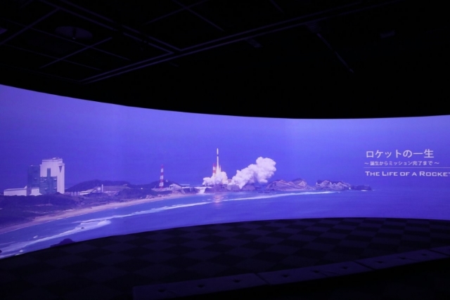 大型シアターで、ロケットの製造から打上げまでの迫力ある映像を見よう！