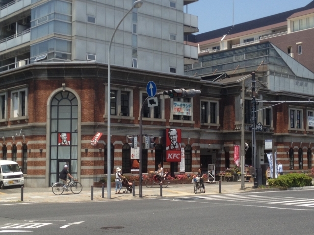 ケンタッキーが入っているビルの奥ですよ！