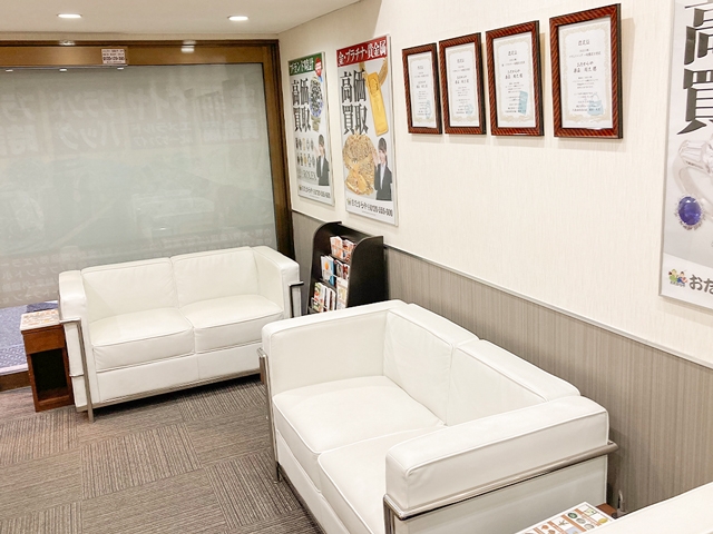 買取専門店おたからや横浜本店 店内