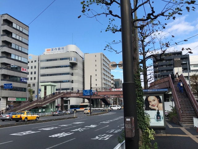 ➡歩道橋が見えてきます。渡って左方向です。