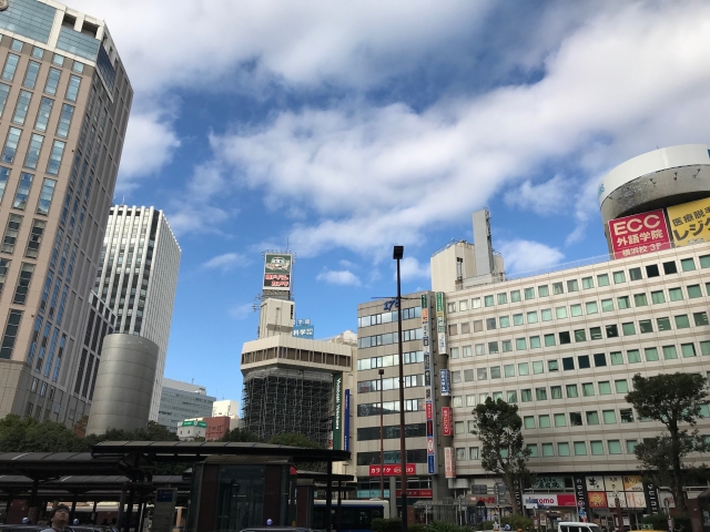 横浜本店は横浜駅西口 ヨドバシカメラとシェラトンホテルの間をまっすぐに