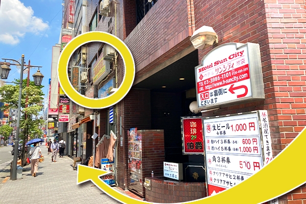3.道なりに右に曲がってすぐ2階に見える看板が当店です。