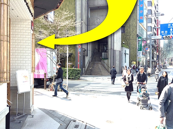 カラオケ館手前の道を左に曲がります→直進