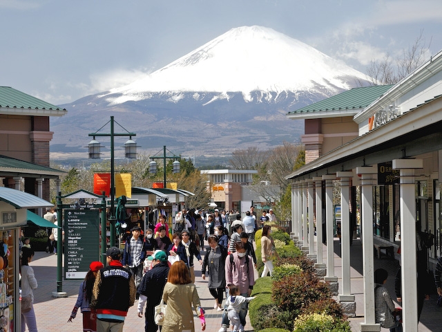 富士山を眺めながらショッピング!