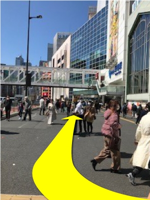 JR新宿駅南口を出ます→南口を背にして右に直進→横断歩道渡り右折します