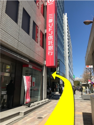 三菱UFJ信託銀行を左折します