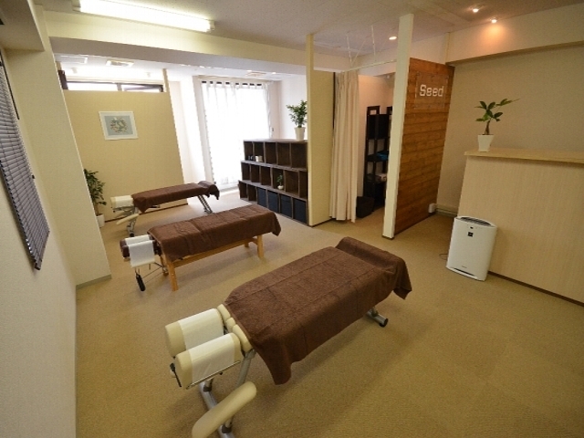院内は外光も入り明るく広々した雰囲気です。