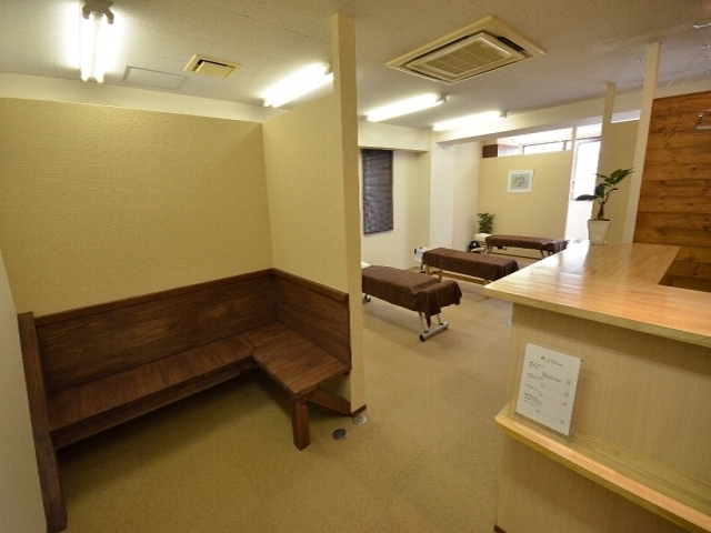 院内は木のぬくもりが伝わる印象。緑もあります。