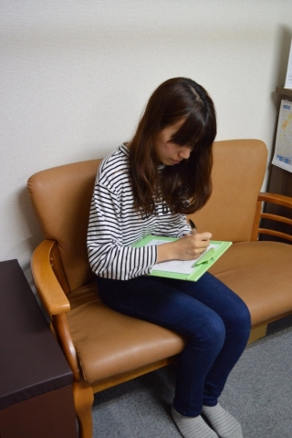 【施術の流れ①】調査書に記入していただきます