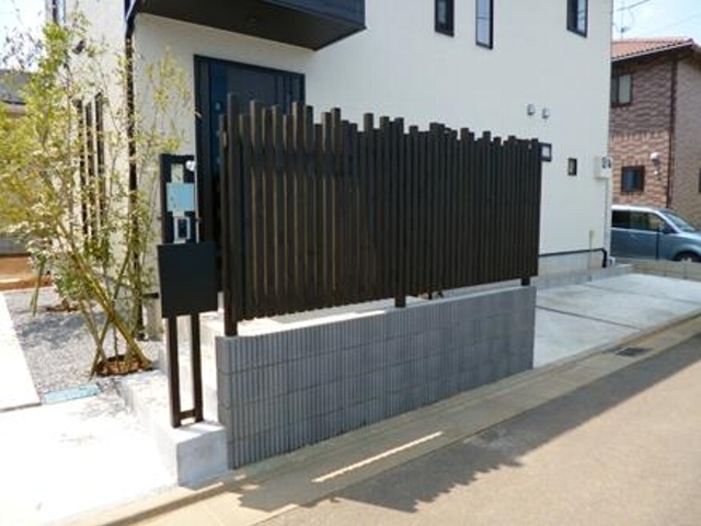 玄関前に目隠しフェンスとしてランダムに並べ、住宅に合わせ塗装をしました