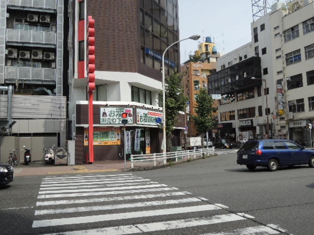 当店は昭和通りの昭和通交差点の一角が当店になります。