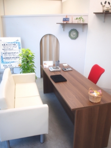 明るく開放的な店内