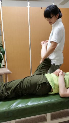足のストレッチは、ぎゅーっとやらず、気持ちよく。