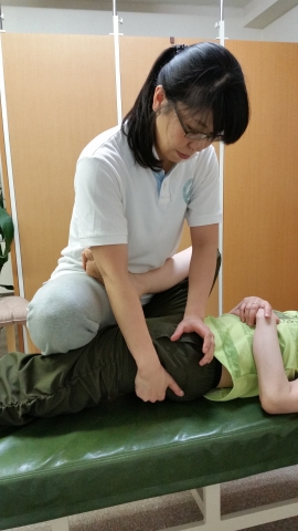 あおむけで、200か所、1680通りの関節を調整中。