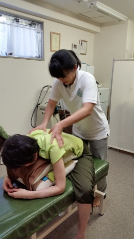 背骨や肋骨などの関節の調整中。