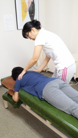 うつ伏せの状態で、背骨や肋骨、肩甲骨、足まで、関節を調整。