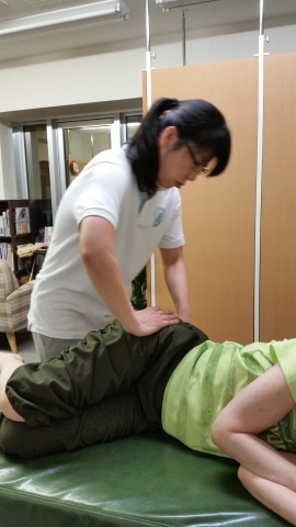 うつ伏せ、横向きから、関節の調整スタート。