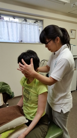 肩こり、腰痛でも、首の動きが悪いので、座ってもう1度、調整。