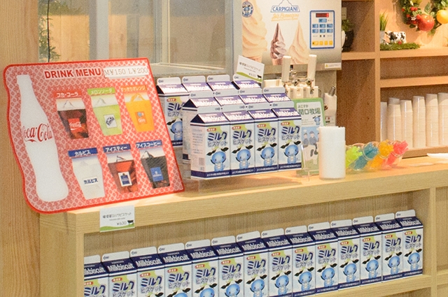 カウンターには関口牧場の牛乳を使用したミルクビスケットがズラリ。