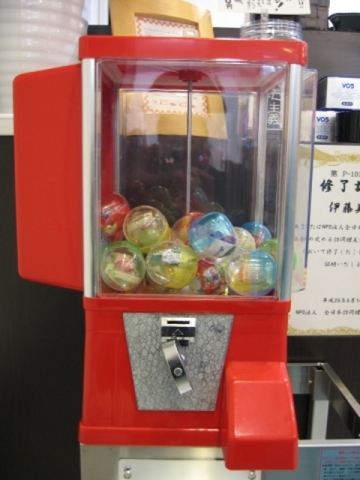カットが終わったらガチャガチャ をプレゼントしています!