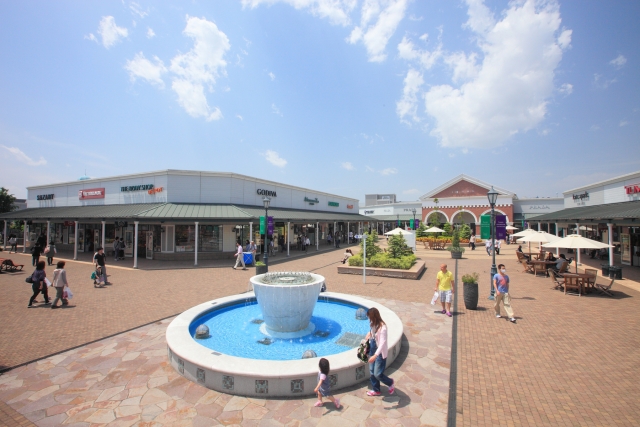 国内外の著名ブランドが約180店！