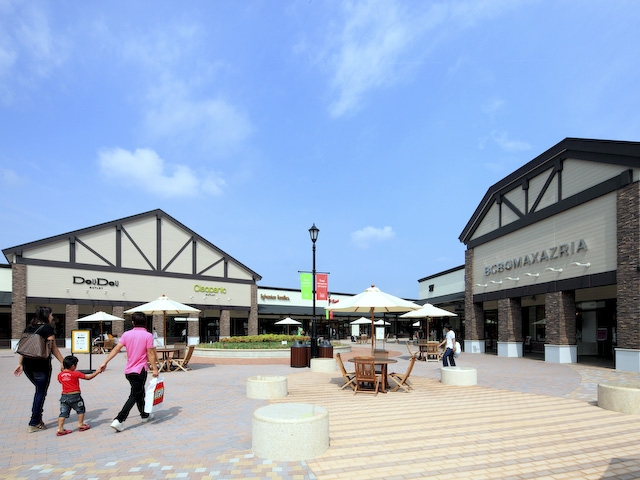 国内外の著名ブランドが約180店!