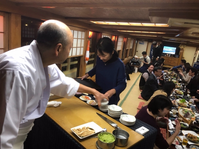 野毛の名店纏寿司の板前さんに握ってもらうこともできますよ！