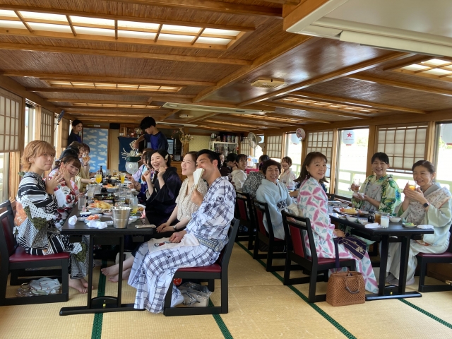 【ずーみん】の船内は椅子を完備！着物のラクラク大好評！