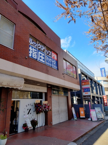 みずほ銀行様隣接、野村證券様隣の赤レンガ風建物の２階です♪