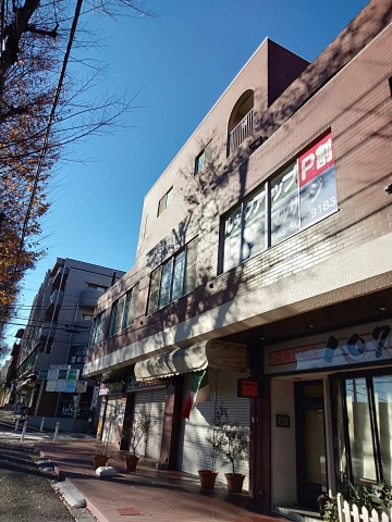 当店は２階です。1階にはチャンプカメラ様がございます。