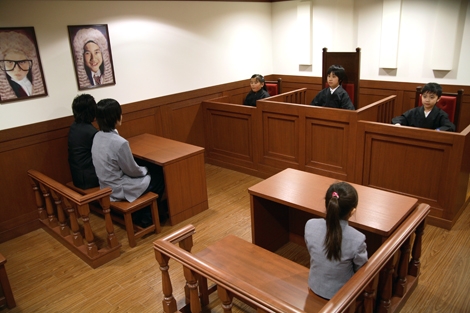 裁判所：裁判官／弁護士／検察官／裁判員
