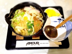 冬の人気メニューは、老若男女みんなに人気の煮込みうどん！おにぎり付き