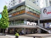 元町プラザ２Ｆ　右側の階段を上って正面です。