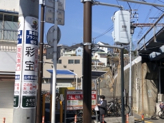 この電柱を右に曲がってすぐになります！