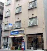 １階真ん中の店舗の上の窓の部屋です。