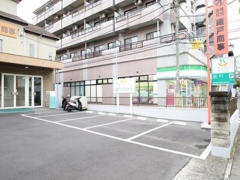 お車で来院いただけるよう、医院前には駐車場もございます。