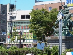 北条早雲像の左奥、信号を渡った目の前のビルの2階です。出張買取も無料！