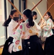 若手女優による鍔迫り合い