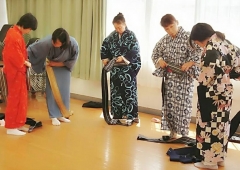 着付け、時代劇所作、武器術、ここだけの話などなど。