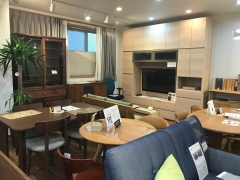 実用性とクオリティーの高い家具が並ぶ。