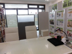 白を基調にした店内は明るく、居心地が良い買取店です。