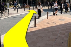 地上に出たら右手に進みます。→そのまま直進