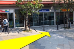 道なりに３つ並んだ店舗の右側です