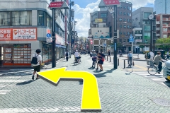 すぐにバスロータリーのある学園通りの入口に→学園通り入口左かどの建物