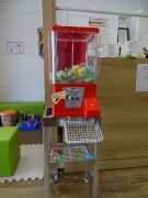 カットが終わったらガチャガチャ をプレゼントしています。
